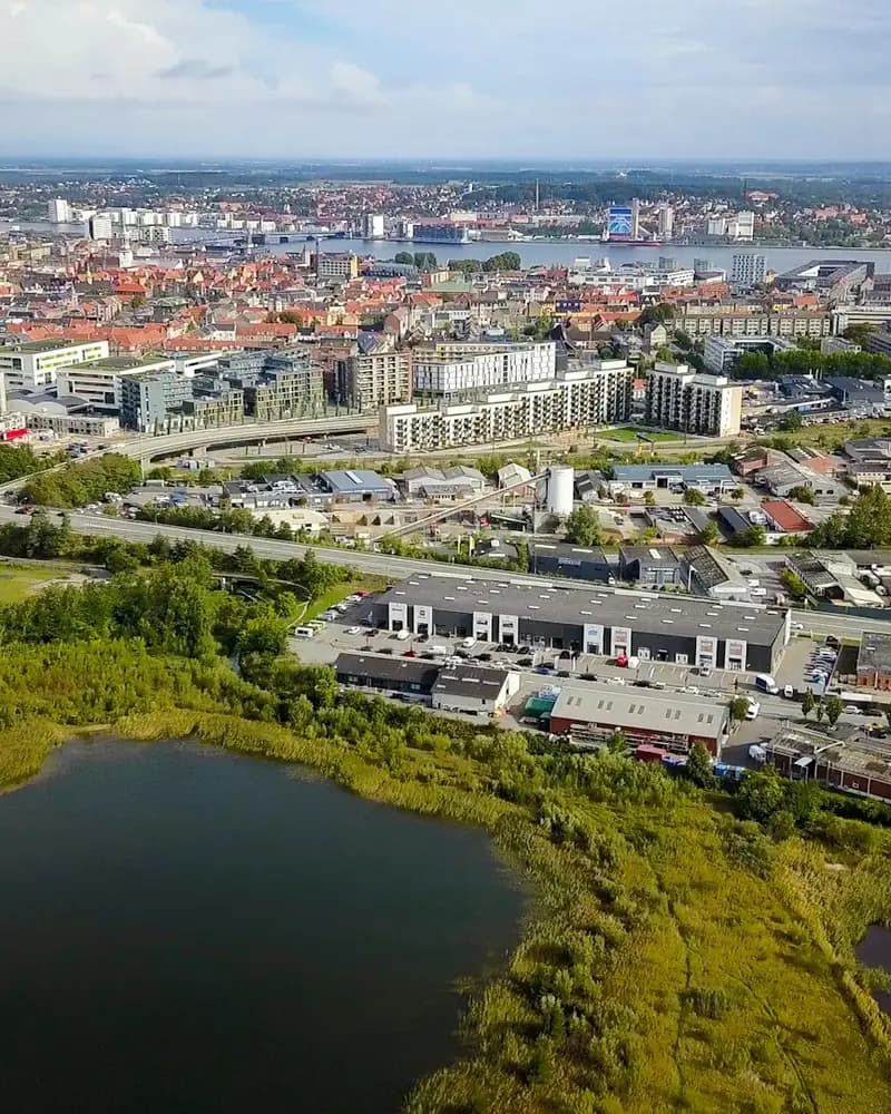 Aalborg set fra oven med byen, havnefronten og Limfjorden i baggrunden