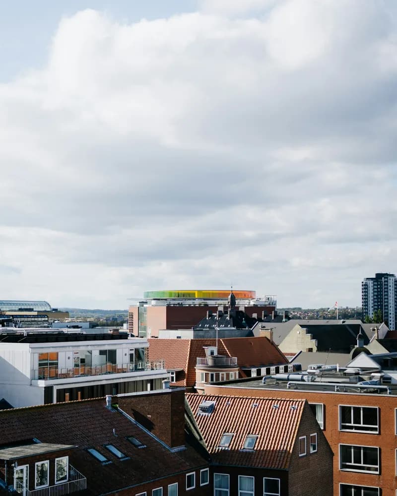 Tage i det indre Aarhus med ARoS og regnbuepanoramaet i baggrunden