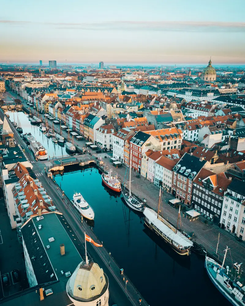 Nyhavn set fra oven med de farvede husrækker, kanalen og Frederiks Kirkes kuppel i baggrunden