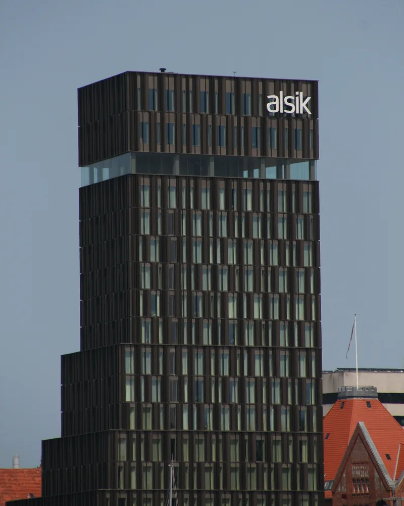 Hotel Alsik-tårnet der rager op over Sønderborgs røde tegltage